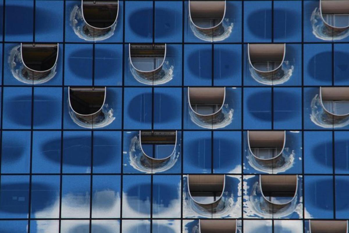 Un edificio alto y azul con muchas ventanas.