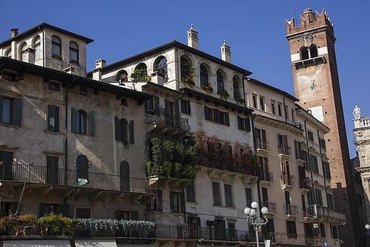 Un gran edificio con una torre de reloj al lado de un edificio.