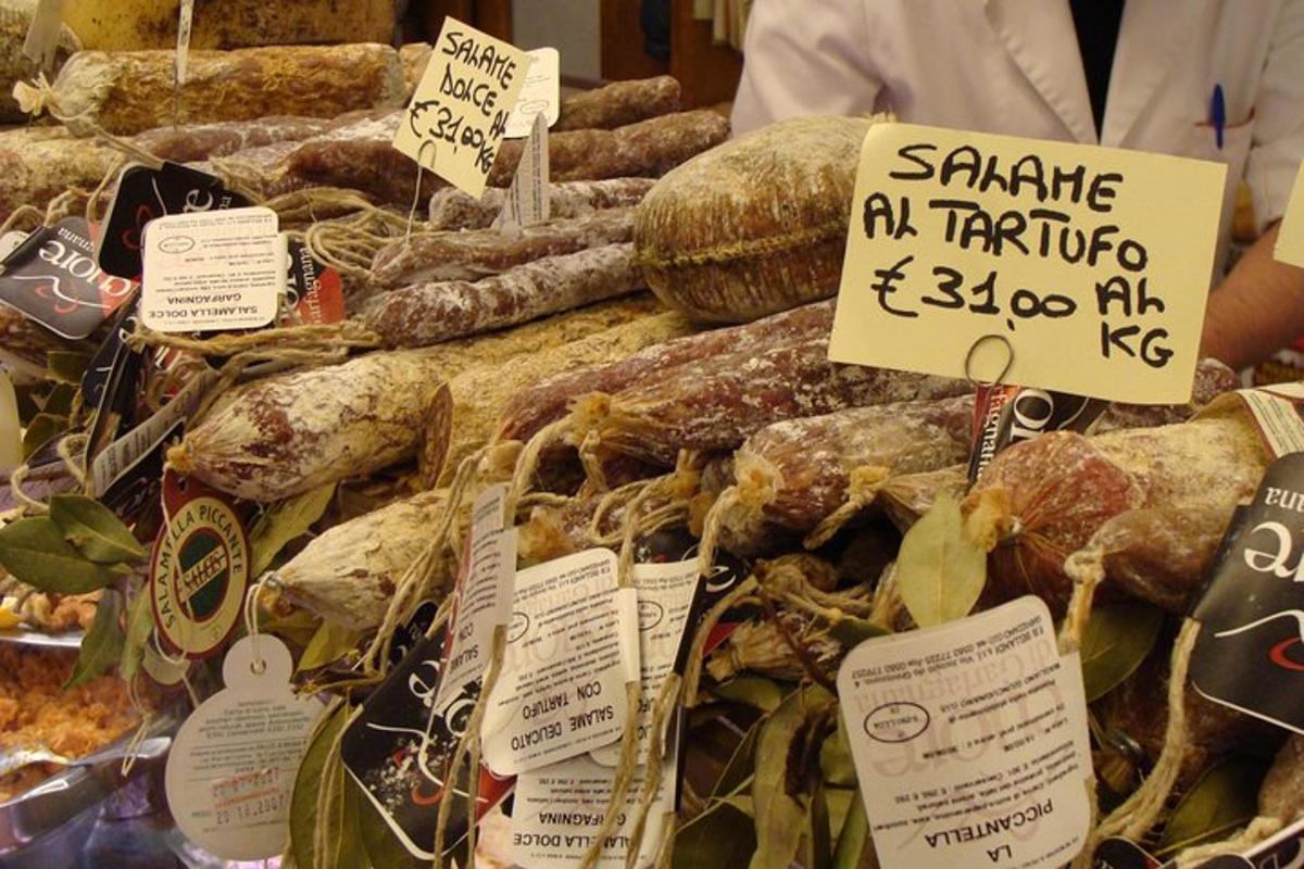 μια έκθεση ψωμιών και αρτοσκευασμάτων σε ένα κατάστημα