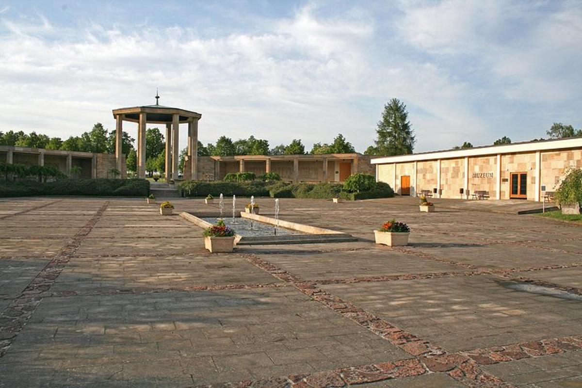 un ampio parcheggio con gazebo e edificio