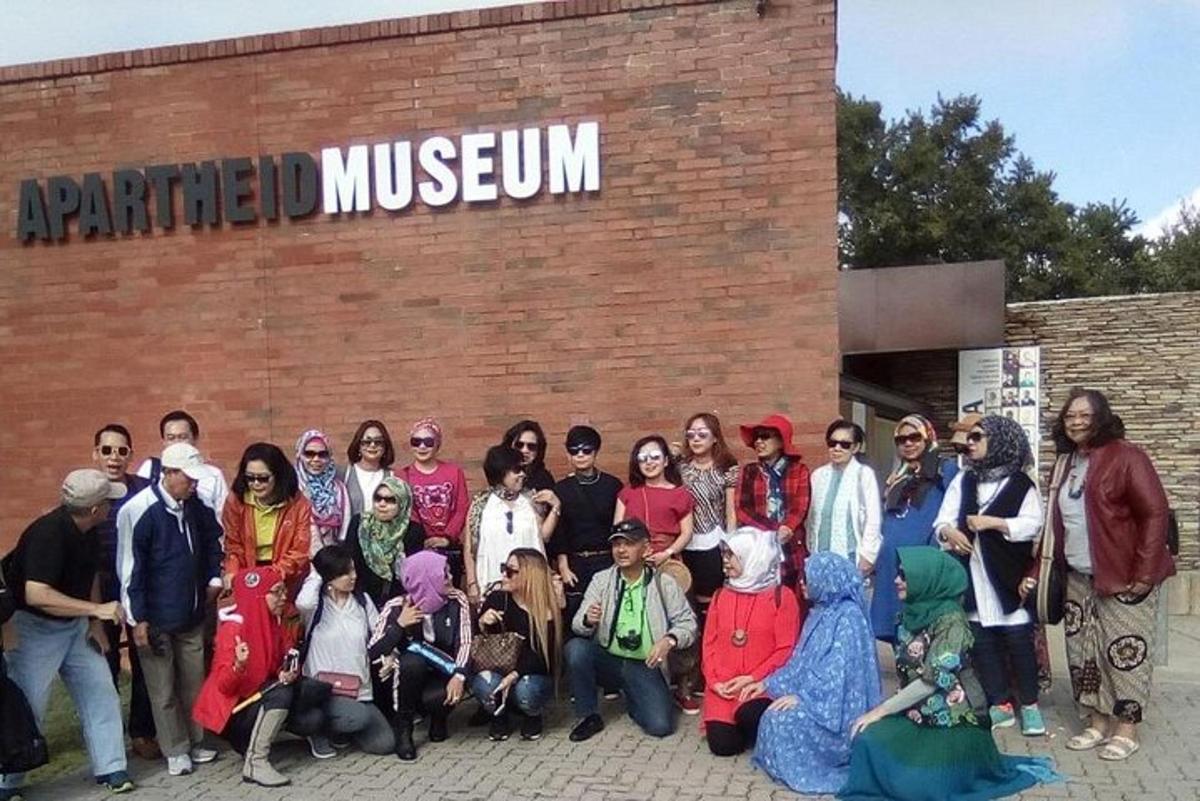 un grup de persones dempeus davant d'un edifici