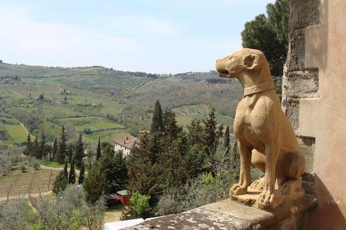 una estatua de un perro sentado en lo alto de un edificio