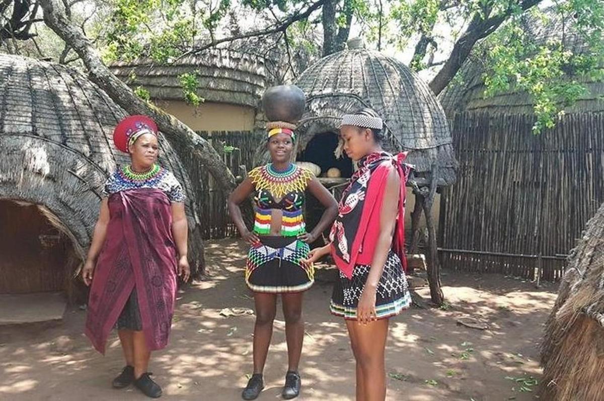 un grup de tres dones que es troben una al costat de l'altra