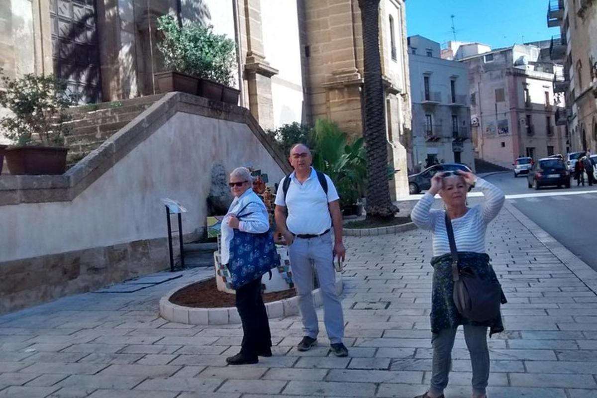 tri starejše ženske, ki stojijo na mestni ulici