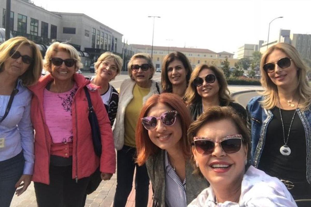un gruppo di donne posa per una foto