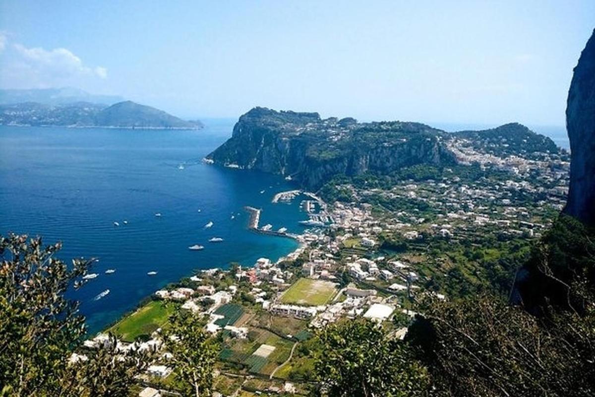 μια εναέρια άποψη μιας πόλης σε ένα βουνό