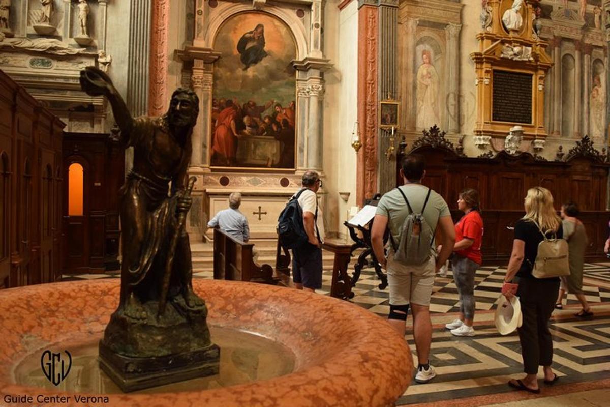 una statua in un edificio con persone che camminano intorno ad essa