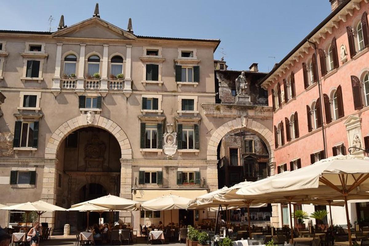un edificio con tavoli e ombrelloni di fronte