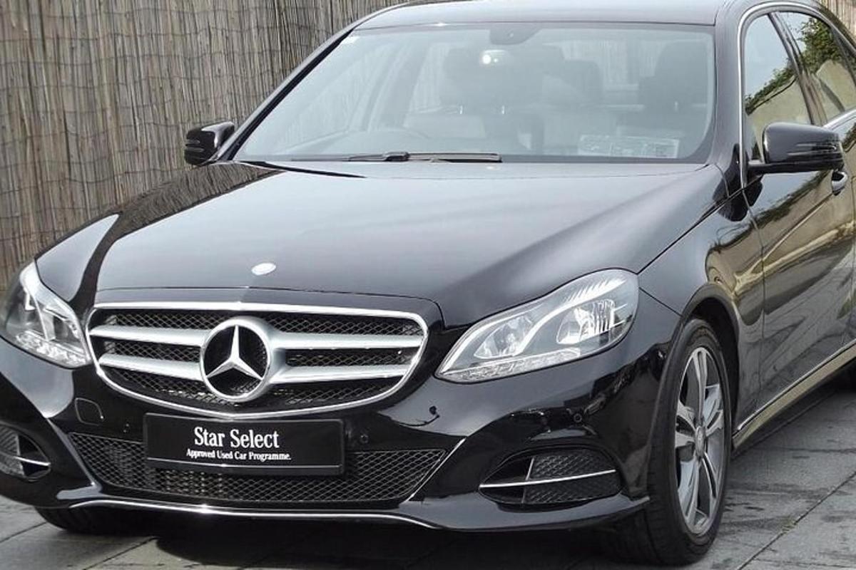 sebuah kereta mercedes benz diletakkan di tempat letak kereta