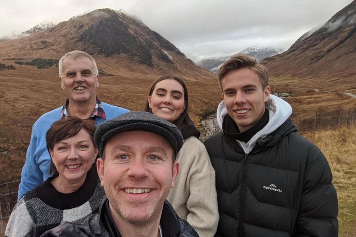 un gruppo di persone in posa per una foto su una montagna
