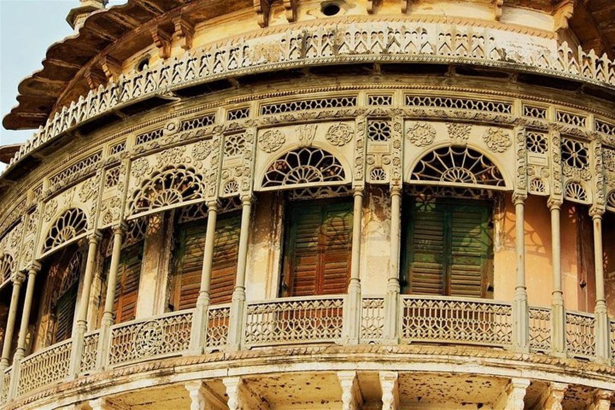 Un edificio antiguo con ventanas y balcón.