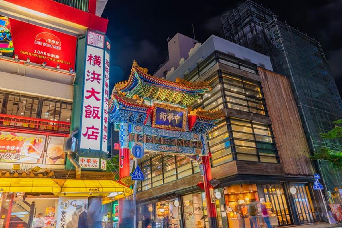 un grupo de edificios en una ciudad por la noche