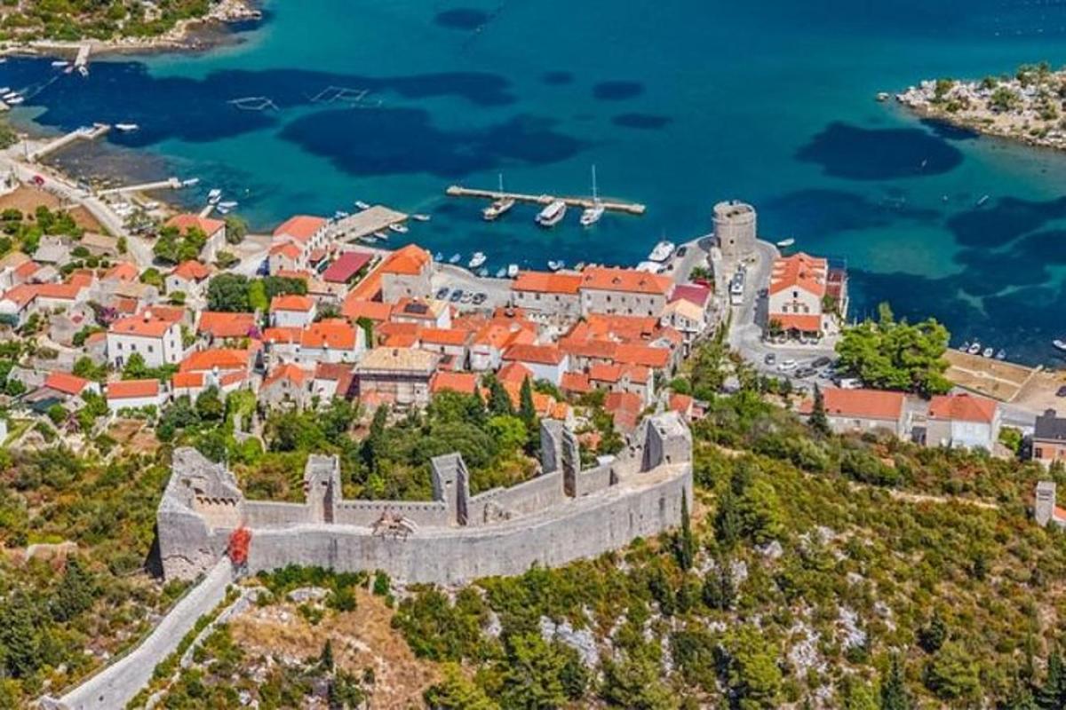 Letadlo letící nad městem Dubrovník s hradem