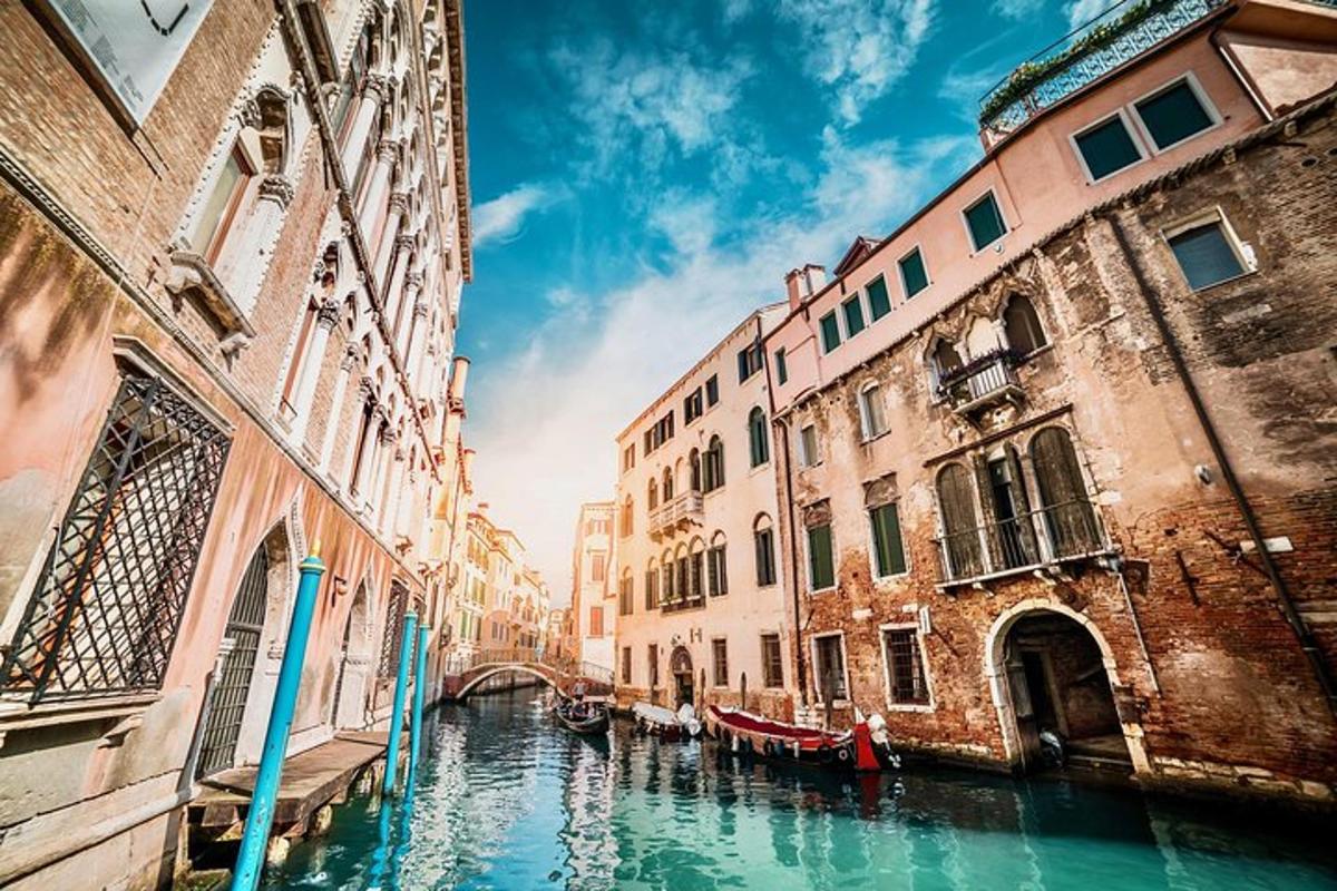 vista d'un canal entre dos edificis