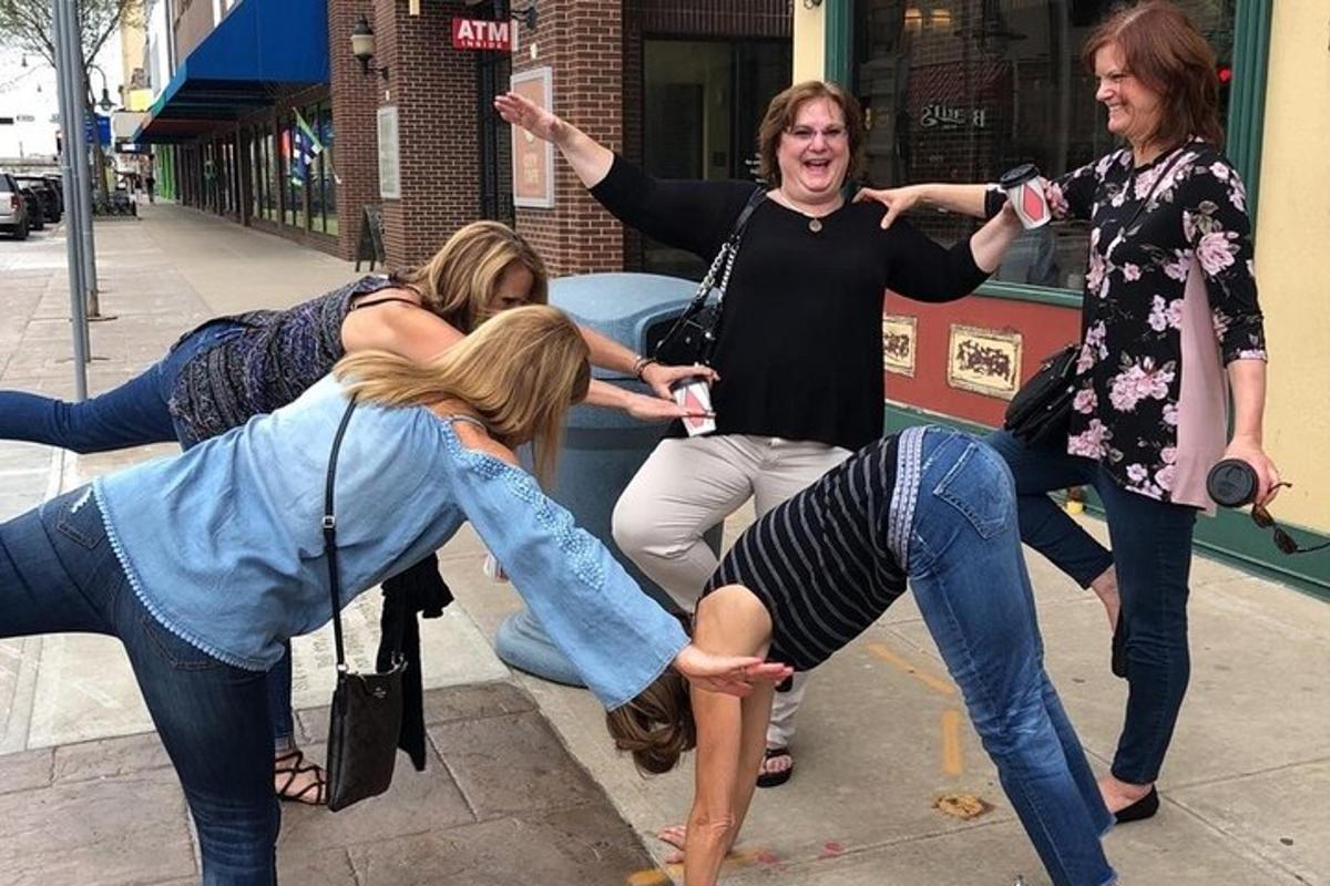 un gruppo di donne che ballano su un marciapiede