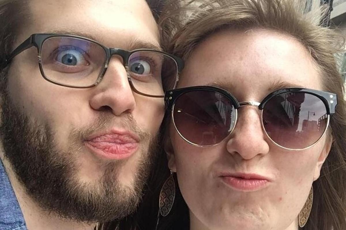un uomo e una donna con gli occhiali che posano per una foto