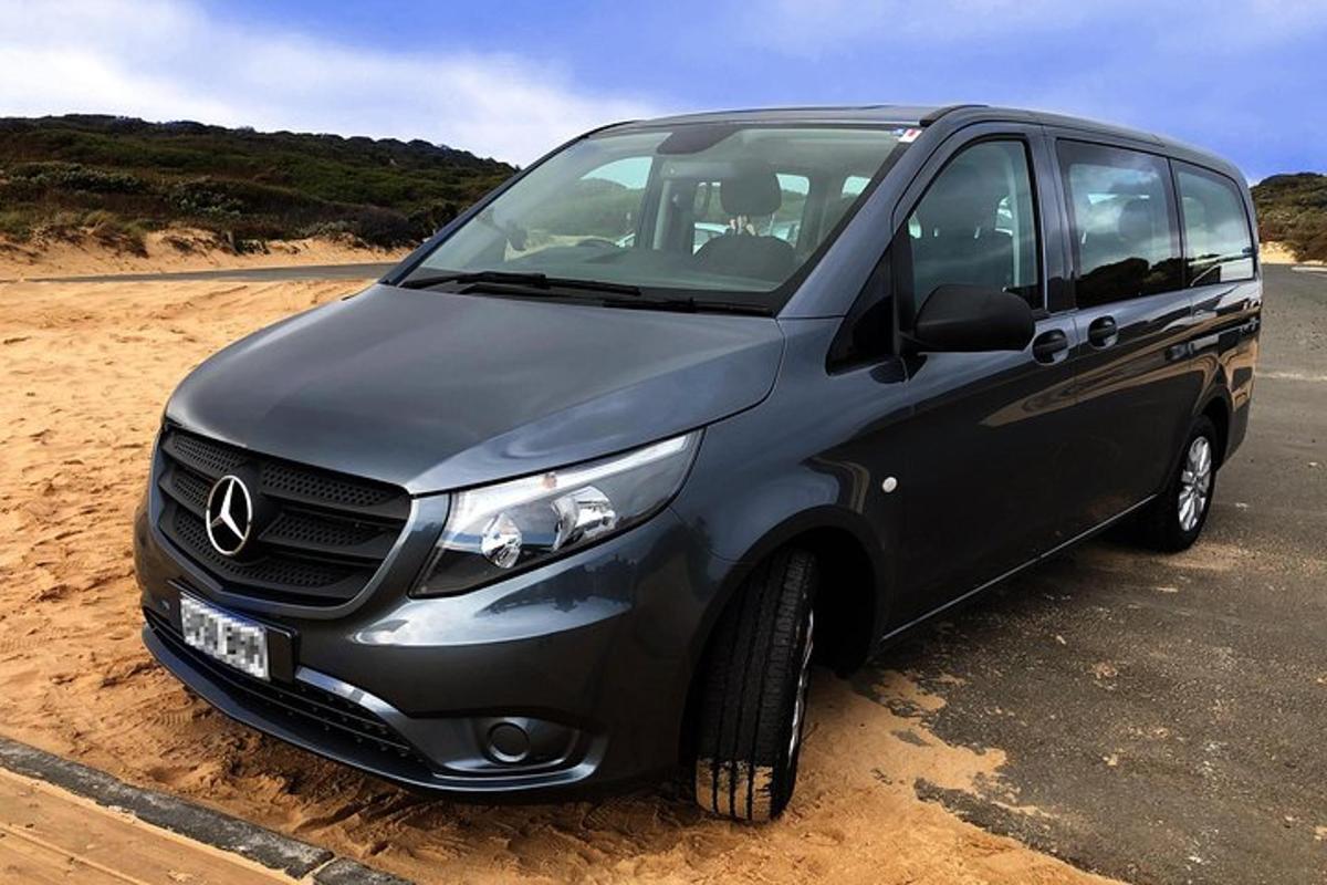 un coche aparcado al costado de una carretera