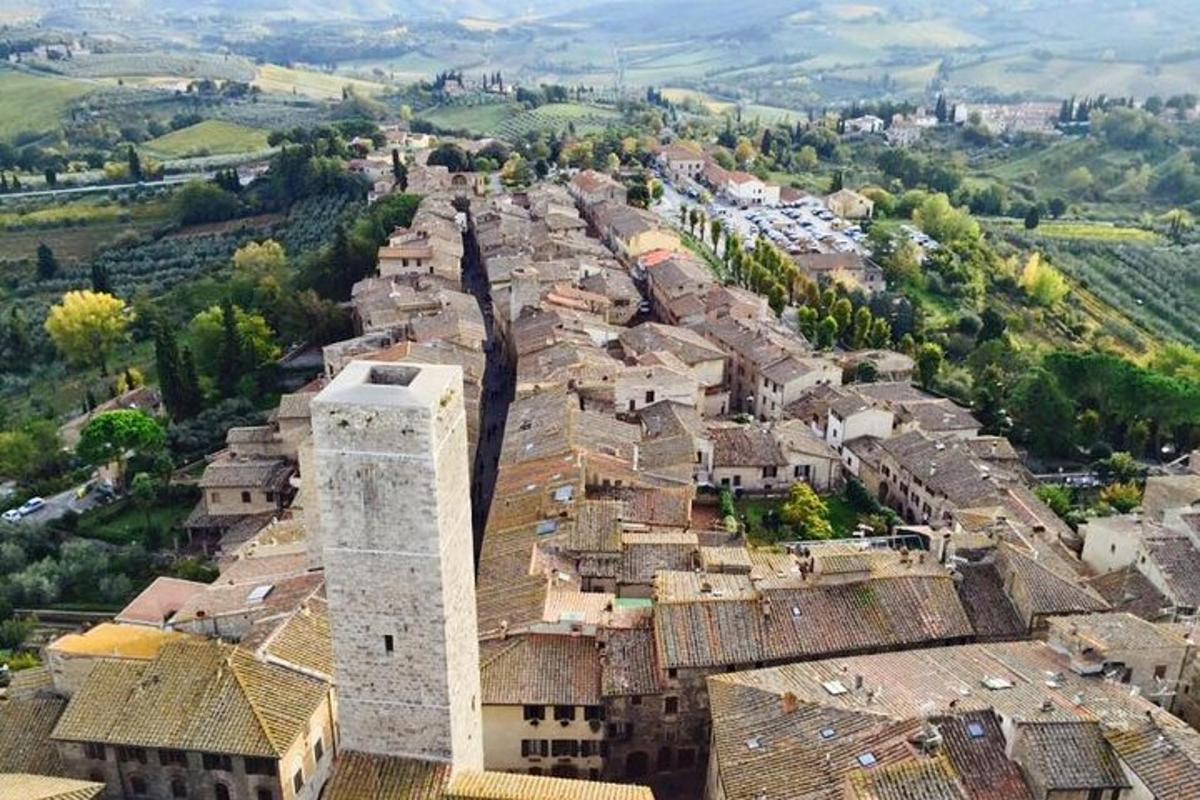 zračni pogled na grad s krovovima