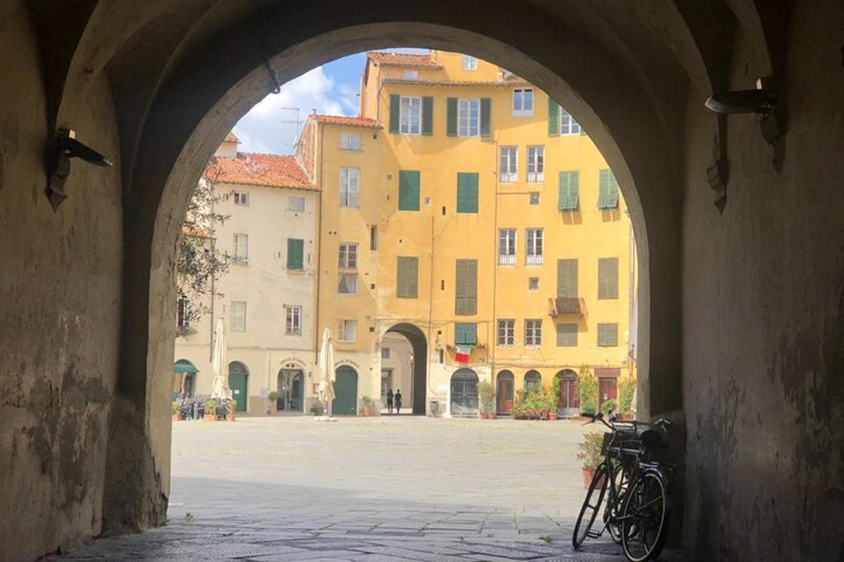 um arco com uma bicicleta estacionada em frente a um prédio