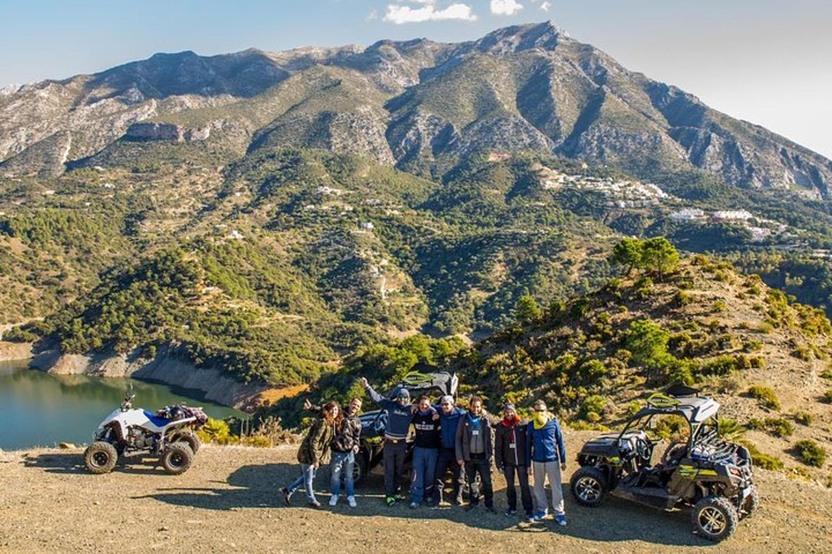 Un grupo de personas de pie frente a una montaña