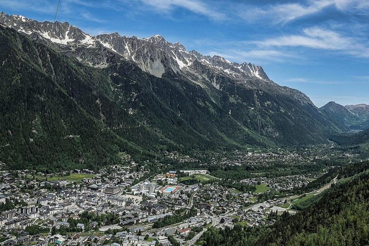 eine Luftaufnahme einer Stadt in den Bergen