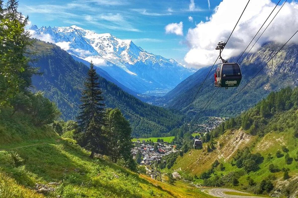 gondola letící nad údolím s horou