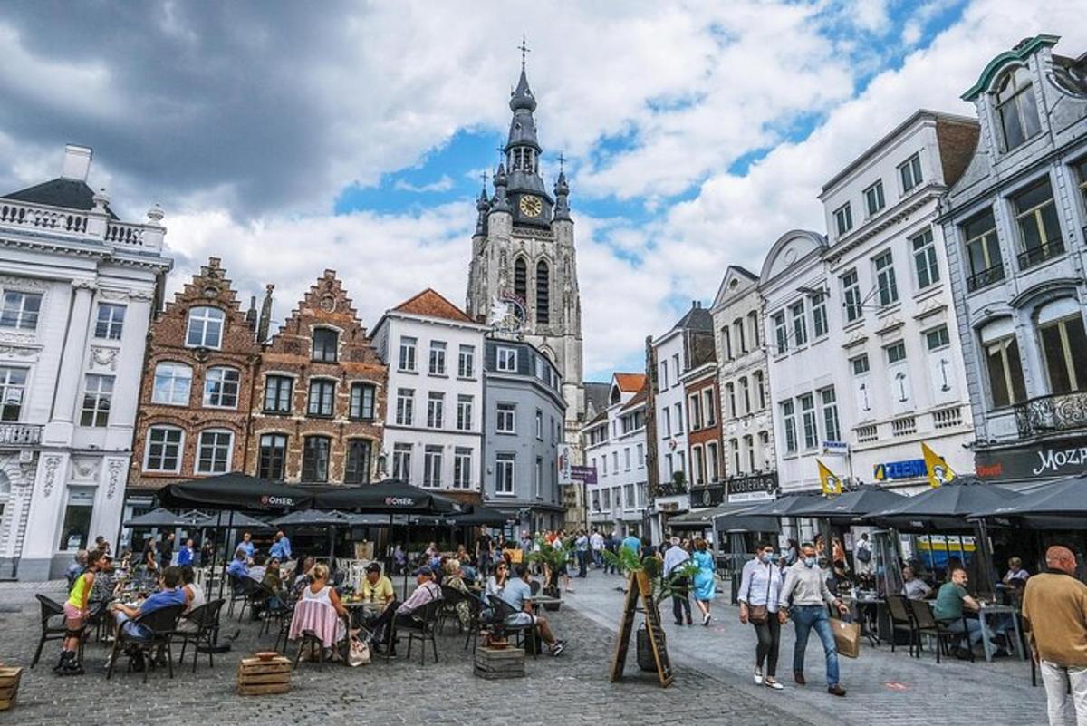 městská ulice s hodinovou věží v pozadí