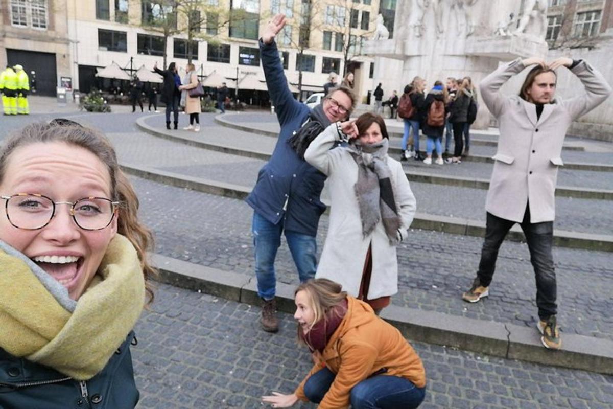 skupina lidí stojících na schodech ulice