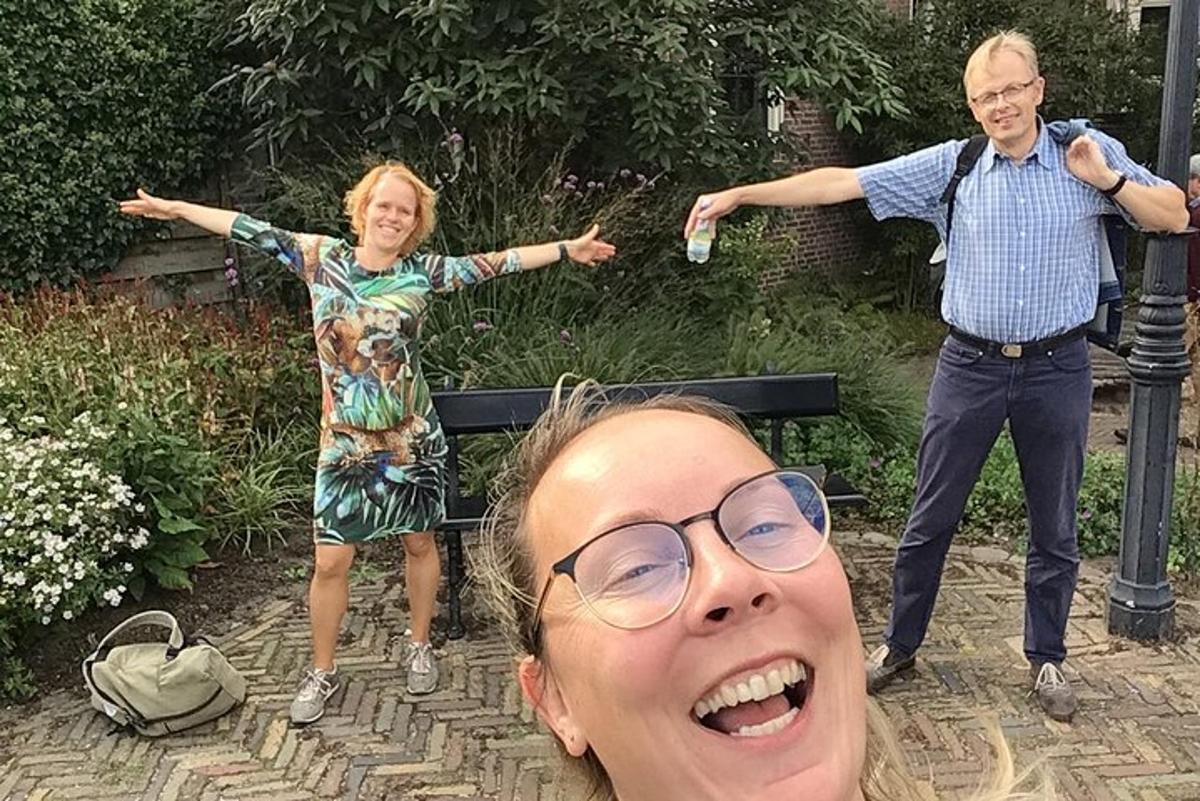 muž a žena sediaci na lavičke s rozpaženými rukami