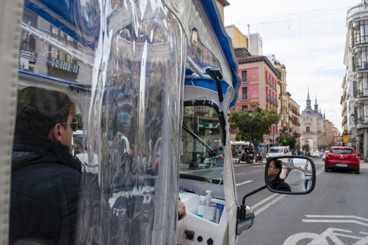 una persona asseguda a la part posterior d'un autobús