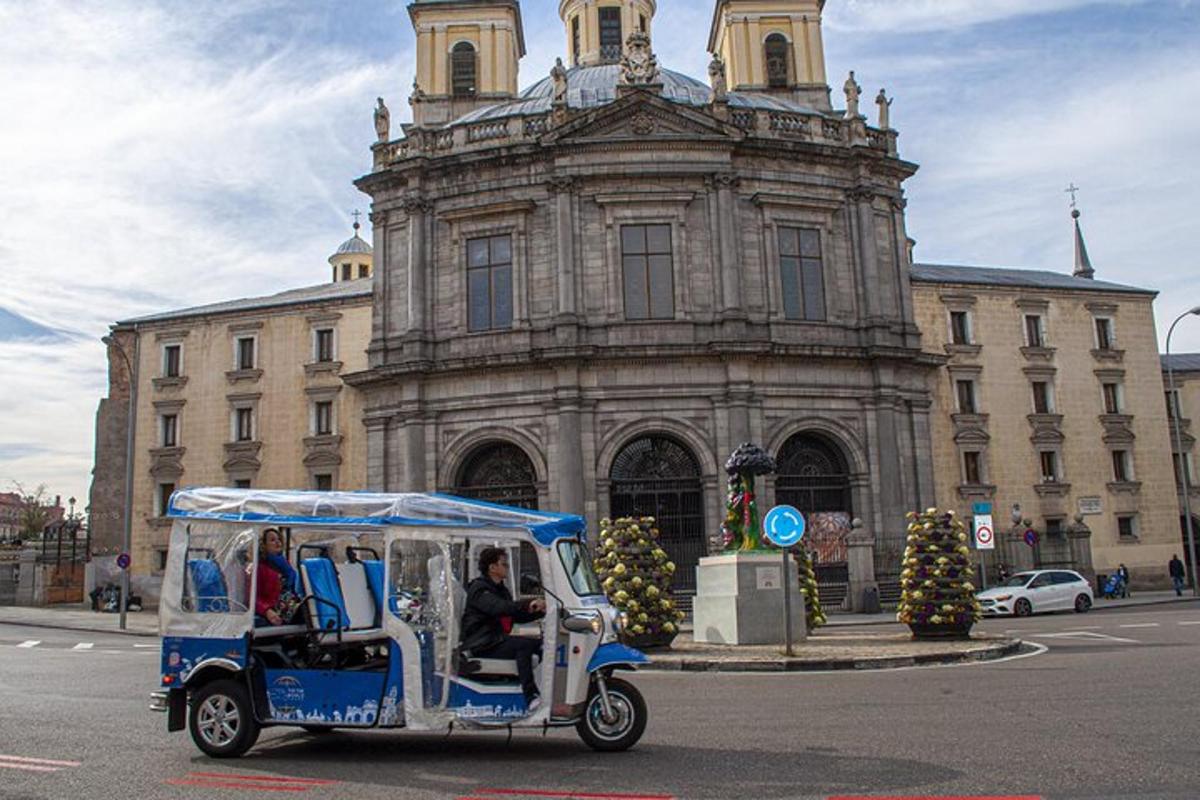 un carret de golf circulant per un carrer davant d'un edifici
