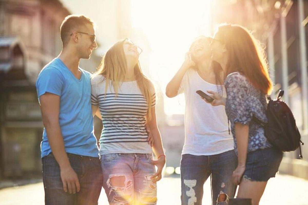 un grup de persones caminant per un carrer
