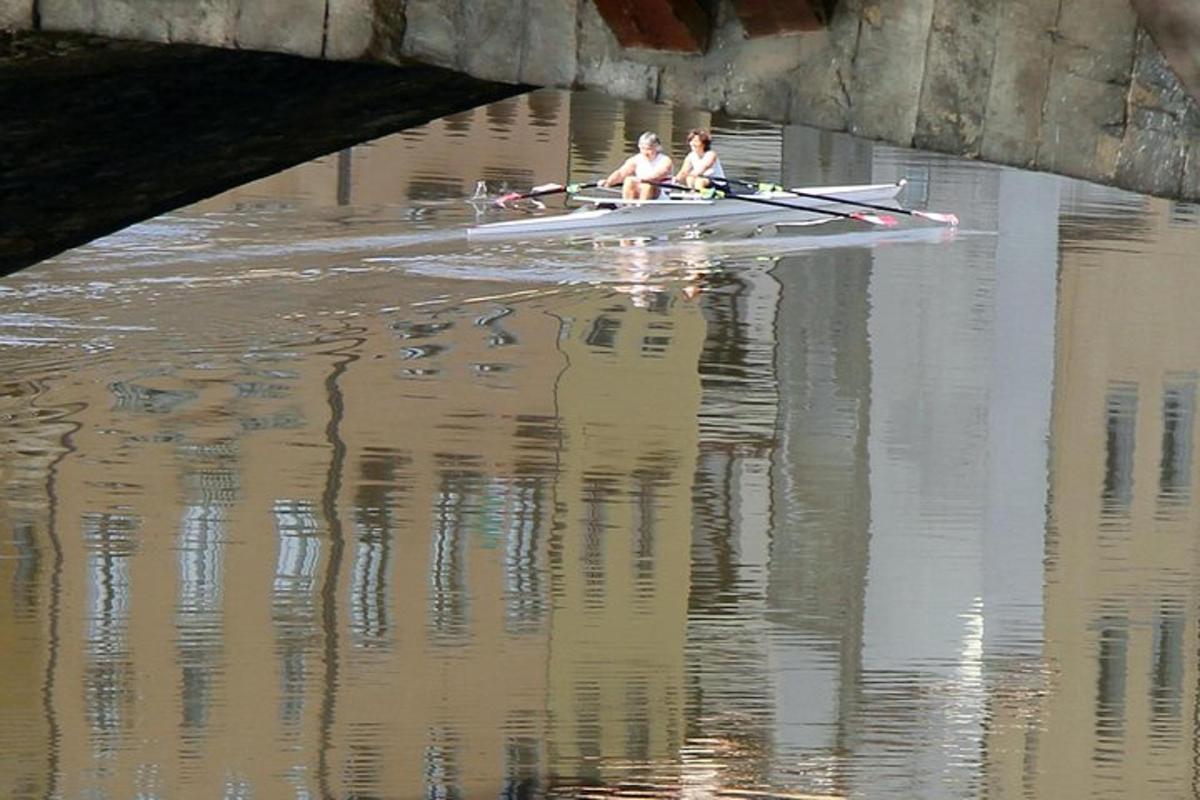 duas pessoas estão remando um barco na água