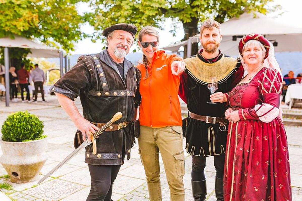 skupina ljudi, oblečenih v kostume, ki pozirajo za sliko