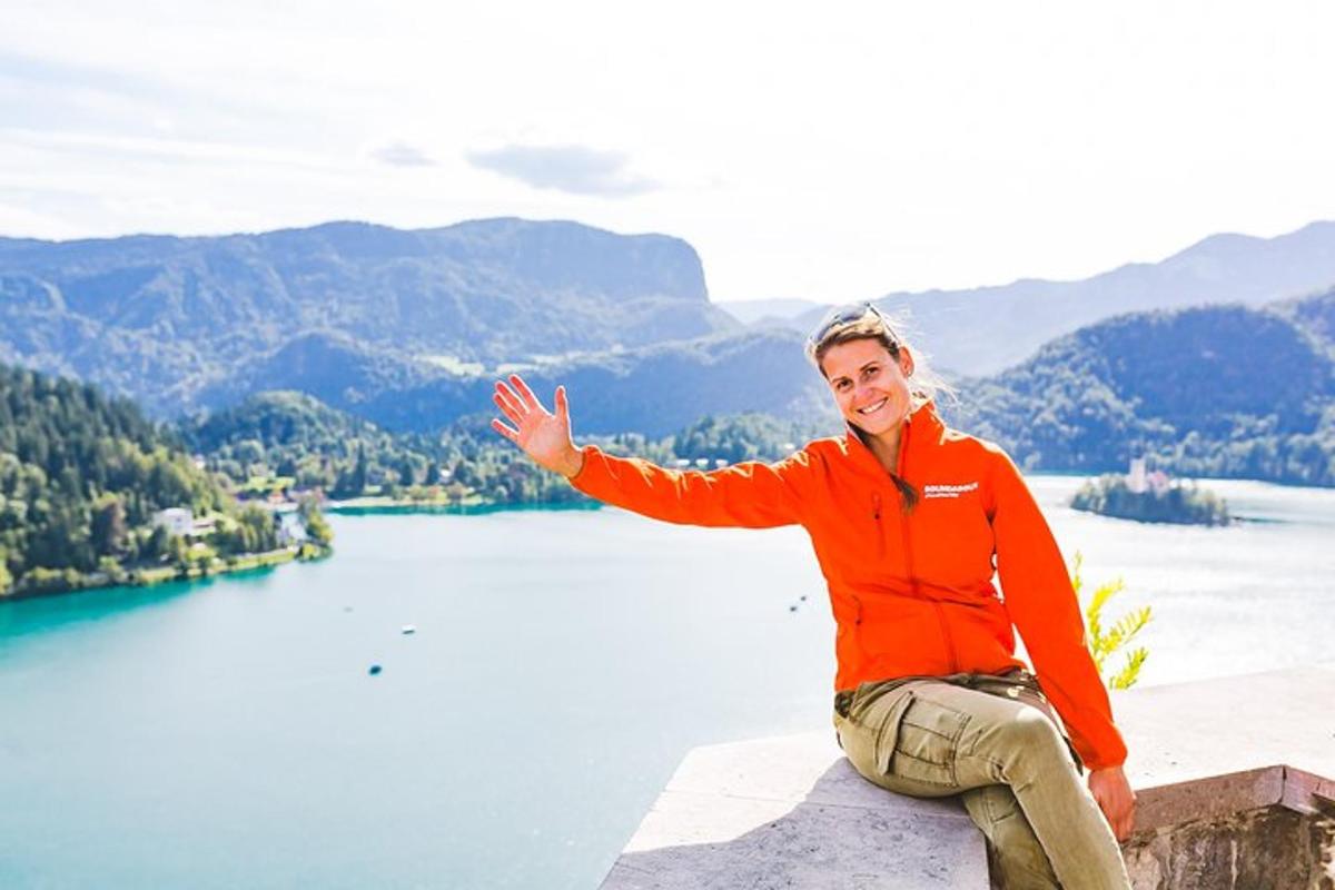 ženska, ki sedi na robu pobočja s pogledom na jezero