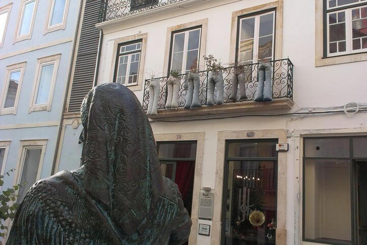 Una estatua de una mujer parada frente a un edificio.