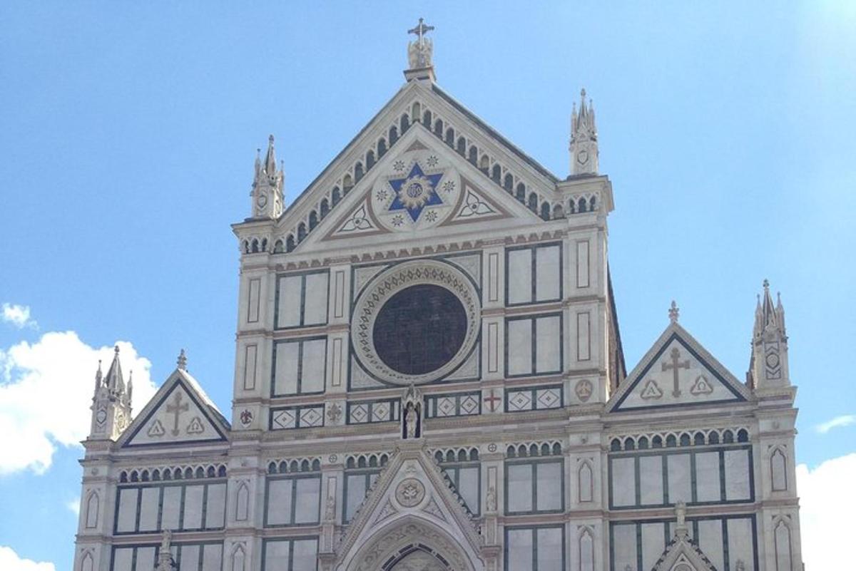 un edificio con un orologio in cima