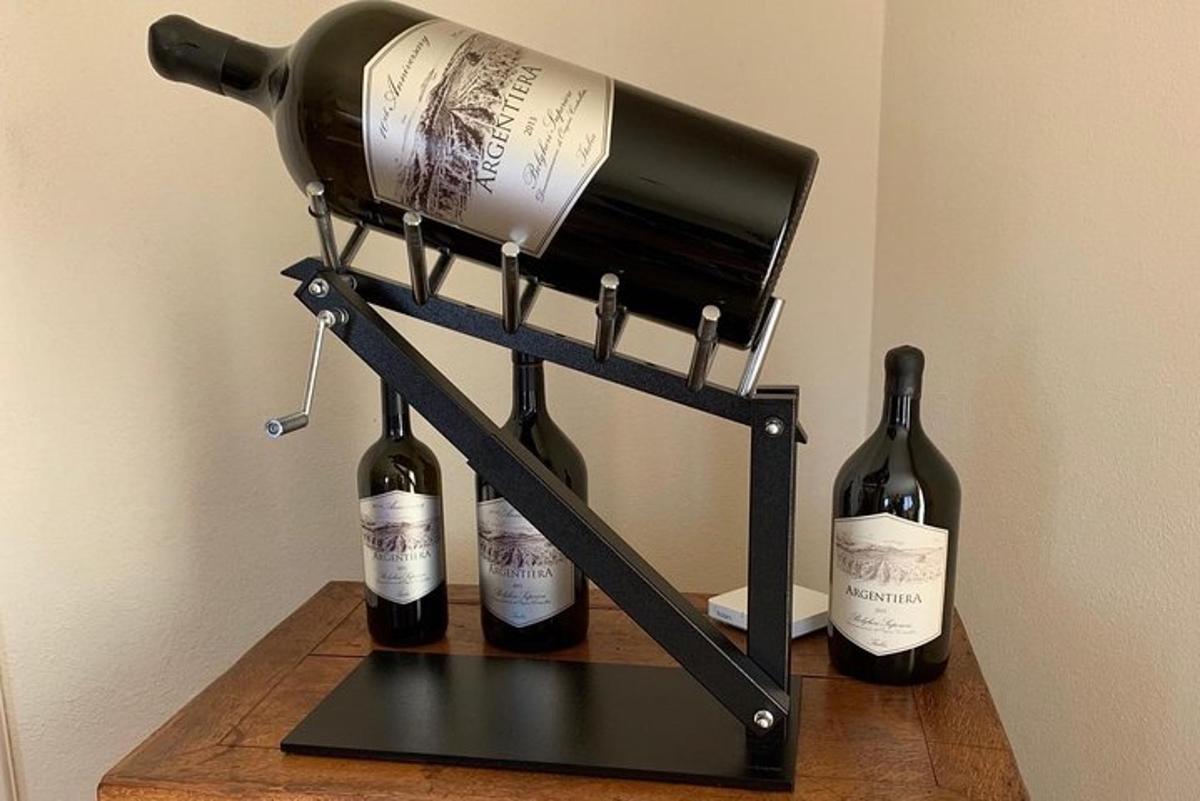 un portabottiglie con tre bottiglie di vino