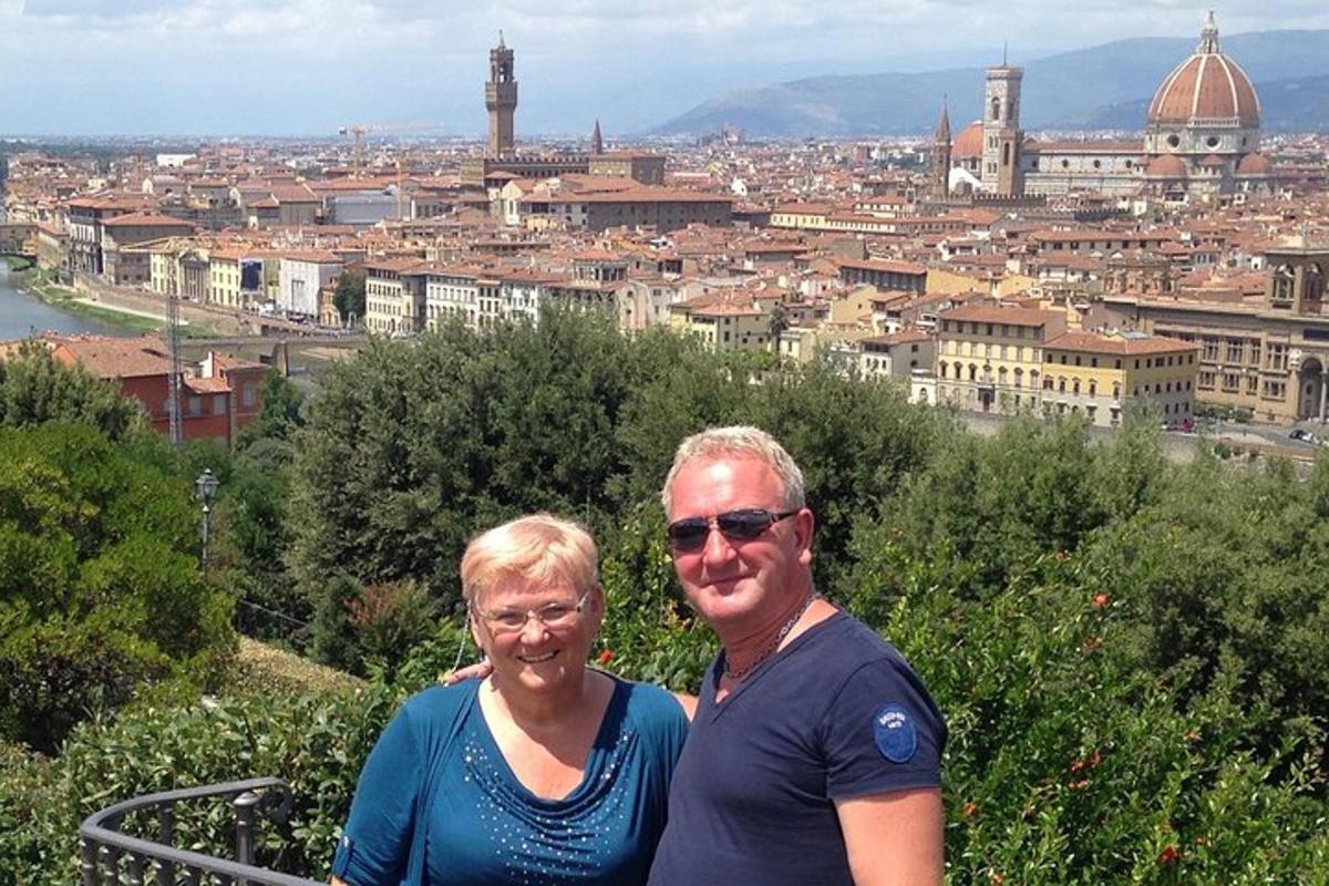 un uomo e una donna in piedi in cima a una città