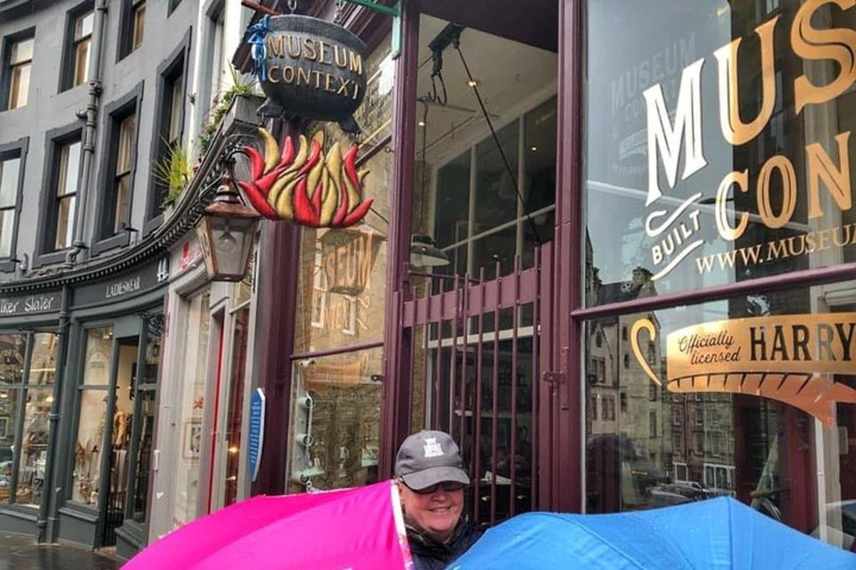 een vrouw met een roze paraplu voor een winkel