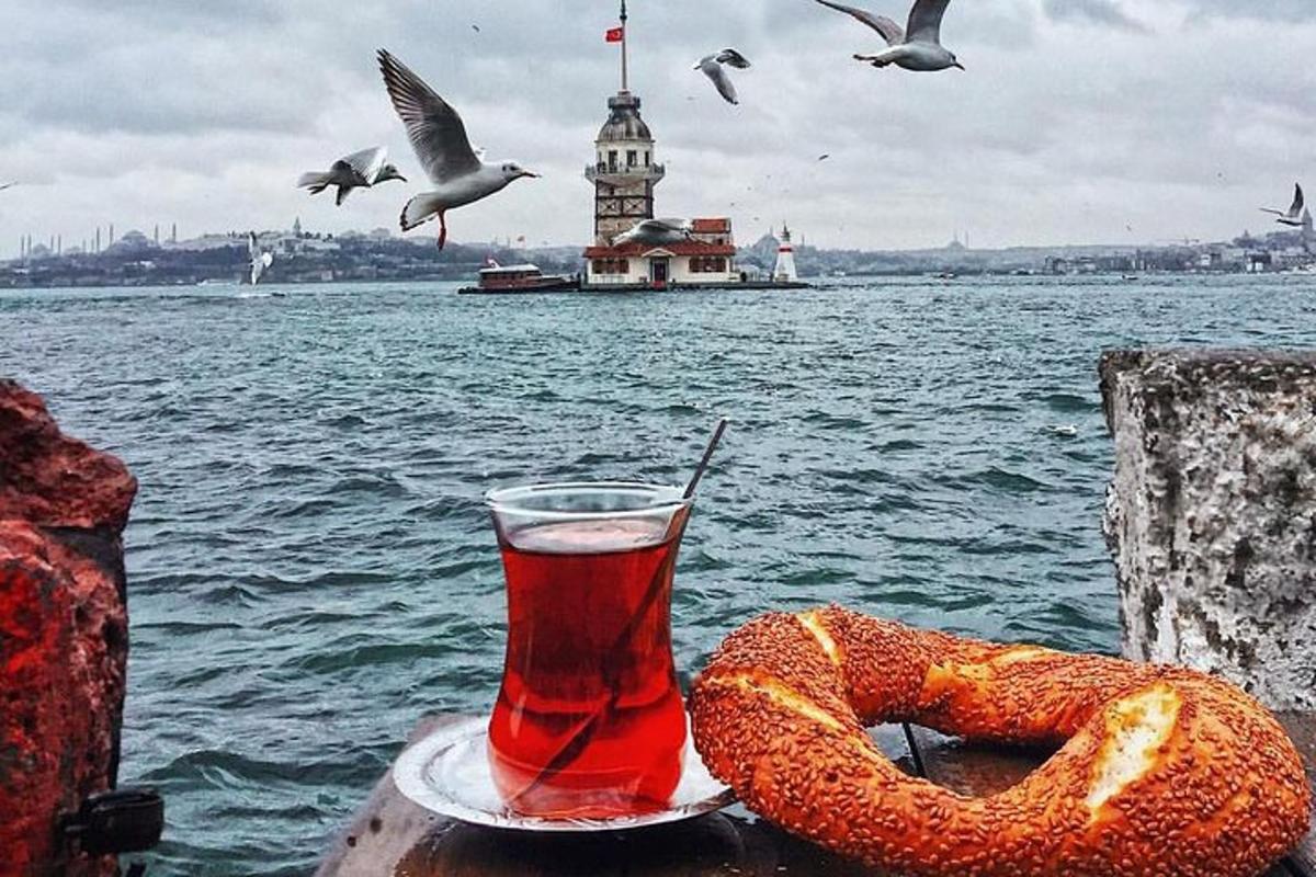 minuman dan pretzel di atas meja di sebelah air