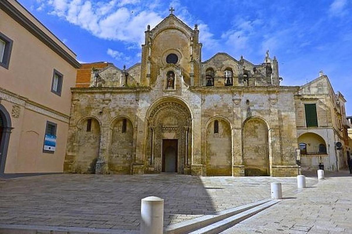 μια παλιά πέτρινη εκκλησία με ένα μεγάλο κτίριο