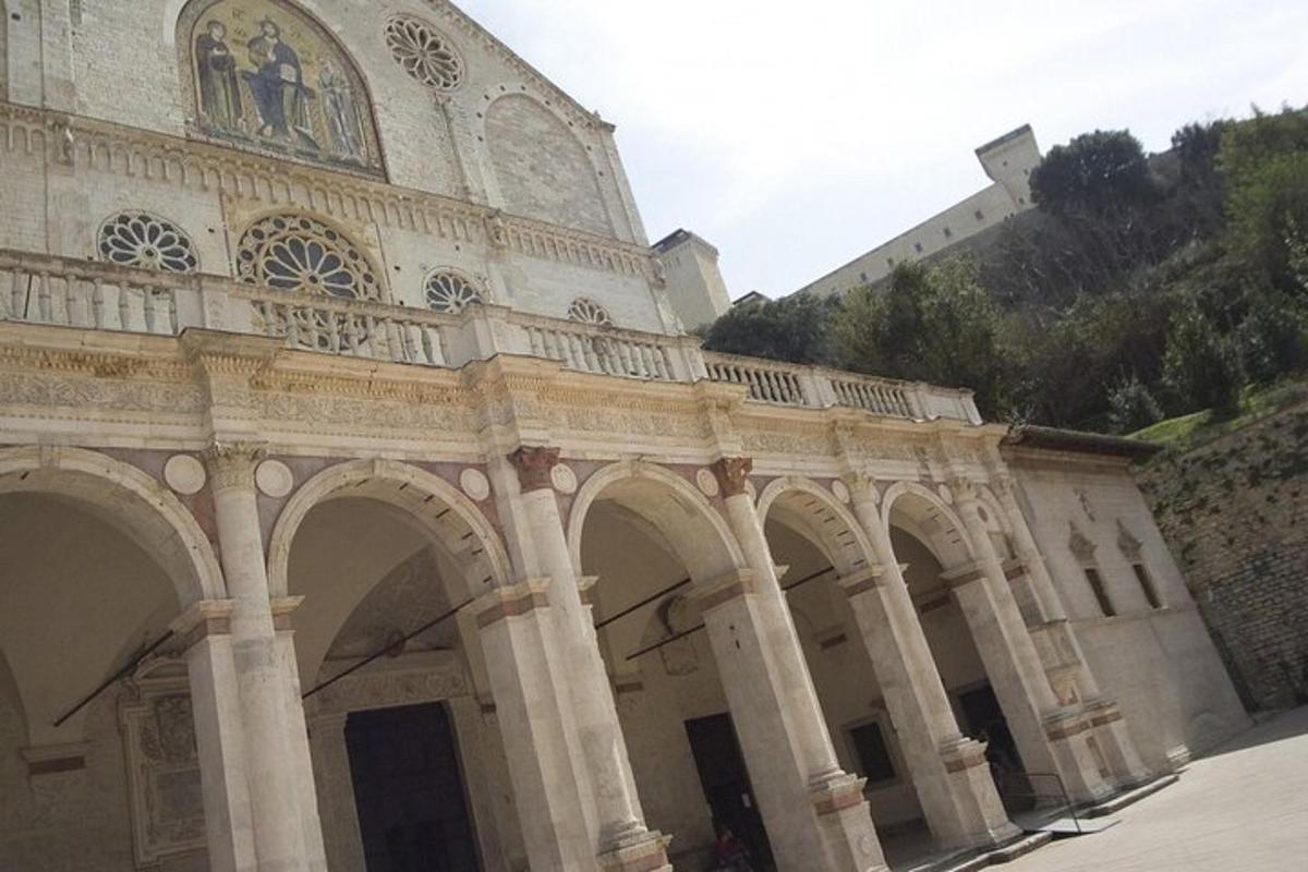 un grande edificio con archi e un edificio con una montagna