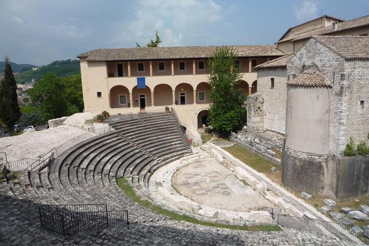 un antico anfiteatro di fronte a un edificio