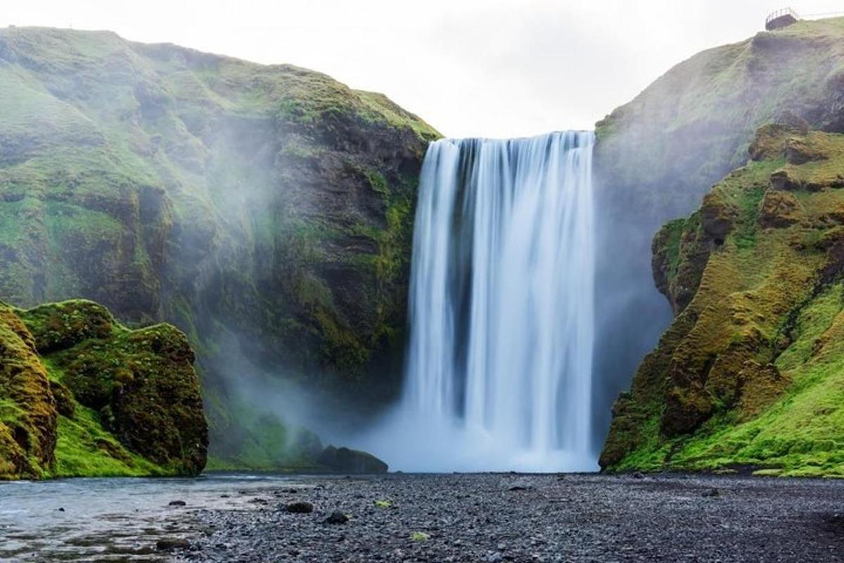 una cascada al mig d'una muntanya