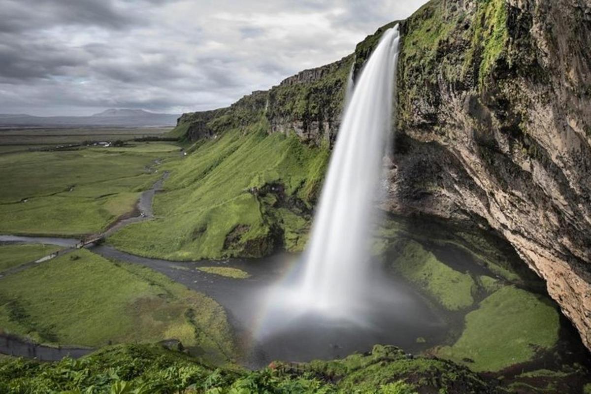 vista aèria d'una cascada a la muntanya