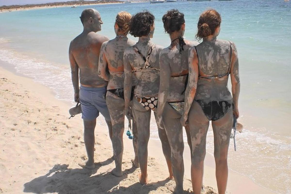 sekumpulan orang berdiri di pantai