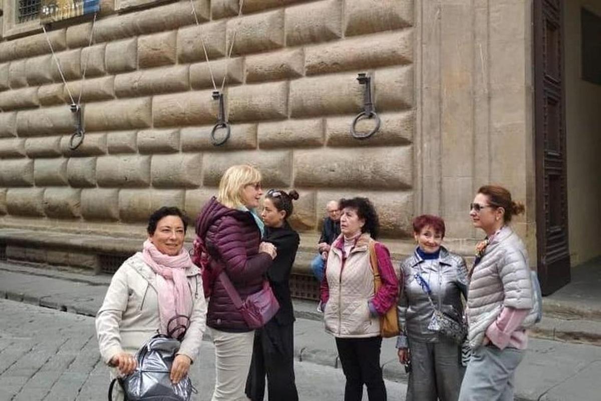 hópur fólks sem stendur á götu