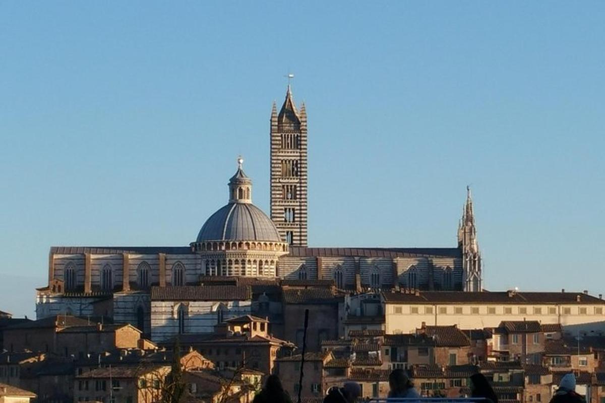 Una vista de una ciudad con una alta torre de reloj.