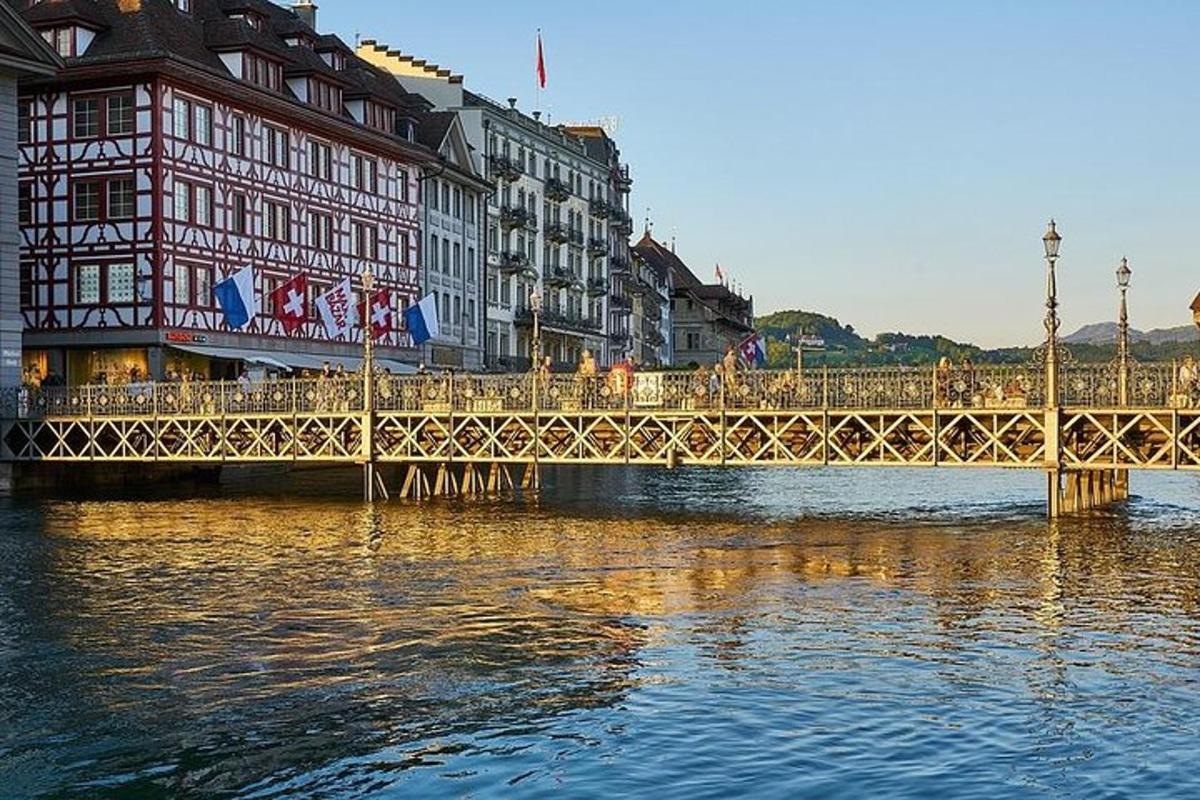 un pont sobre un riu amb edificis al fons